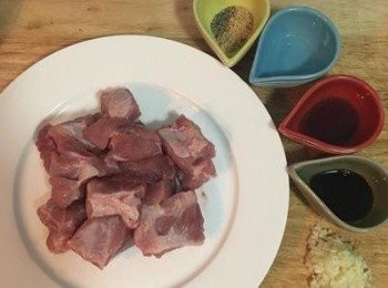 step1: 豬小排洗淨瀝乾後用醃料抓勻，放冰箱冷藏過夜。或者最少要醃2小時。