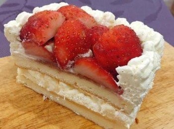 step11: 要吃時只需要將兩邊預留的紙條往上提，便可輕易將蛋糕從盒子取出，進行分切。