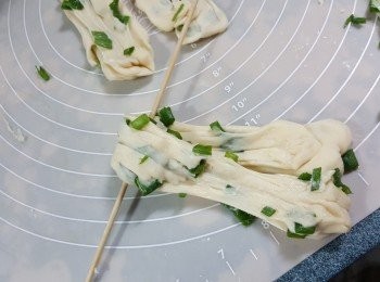 step14: 拉長後放上竹籤於中間,將粉糰對摺