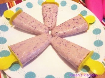 step4: 冷冻2小时，取出来，打蛋器搅打均匀，再重新冷冻。然后，隔40分钟后再取出来搅打一次，重复4次；
最后一次搅拌后，放入最后要放的容器中；再将冰淇淋继续冷冻，至到最后完全冷冻好。
再将冰淇淋继续冷冻，至到最后完全冷冻好