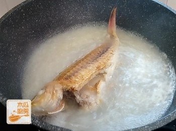 step3: 薑去掉，魚煎至8成熟，加入滾水800毫升；當湯汁變成奶白色後，中火煮10分鐘