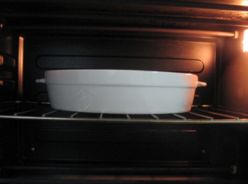 step10: 入預熱好的烤箱中，180度，25分鐘左右，如果表面的吐司丁顏色過深，可蓋上一層錫紙，出爐后即可食用。