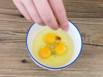 step1: <span class="group_1">西班牙小油條</span>步驟： 
將蛋及香草精拌勻，備用。