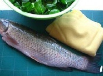 step1: 草魚洗乾淨，沿魚骨取下肉，切成連刀片。用白酒、蛋清、鹽、胡椒粉、澱粉抓勻備用