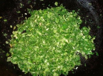 step2: 小白菜切碎，放鍋里略炒一下