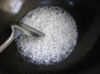 step13: 糖開始變成大泡（這時的糖仍有水份存在），不斷快速攪動。