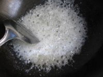 step14: 注意觀察，糖仍為大泡，但水份開始變少。火調中火，不斷快速攪動。