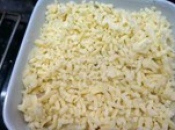 step3: 拌好後放烤盤裡，鋪上馬蘇里拉芝士