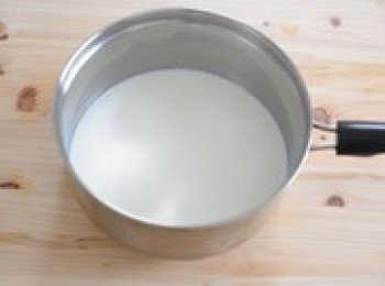 step2: 香草莢縱向剪開，放進牛奶裡。移至灶上用中火加熱，沸騰前熄火（沸騰會使表面產生膜）。