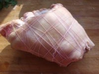 step2: 用棉線，仔細將豬腳包紮好，以防煮時皮肉分離。