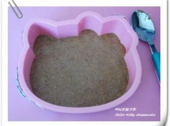 step3: 奶油隔水加熱之後，倒入壓碎的消化餅裡面仔細混合均勻，再放入模具裡面壓緊，壓平!然後再放入冰箱冷藏備用。