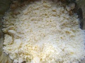 step1: 把黃油切成1cm左右的小塊，軟化後，用油面混合器攪拌成包穀面狀