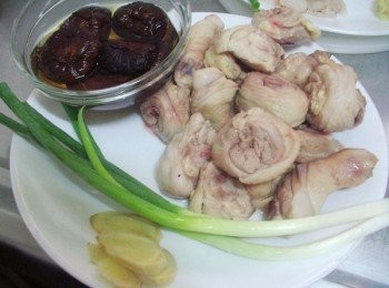 step2: 準備好所需材料ˊ香菇泡軟ˊ薑切片ˊ蔥洗淨