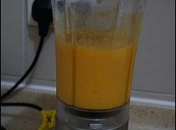 step5: 再將兩個半嘅芒果用果汁機打成芒果漿，放入雪櫃雪一陣備用~