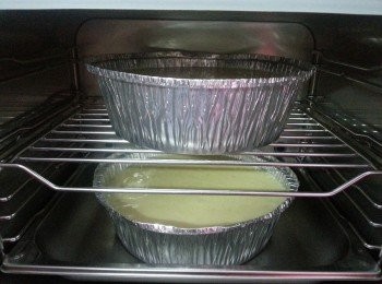 step6: 將馬蹄漿平均倒入蒸盤內,用大火蒸1小時即可,然後灘凍放入雪櫃,可保存一個星期.