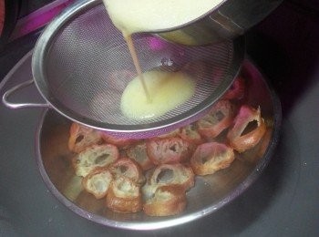 step4: 再將蛋液用篩隔去泡