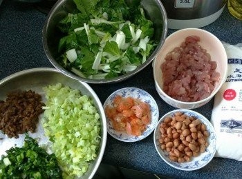 step2: 將香芹去頭尾洗淨切幼粒；蒜仔去頭尾切碎；菜脯洗淨切幼粒；安田有機白菜仔去頭洗淨，切粗條；花生米洗淨；淡蝦亁去頭尾洗淨；瘦肉洗淨，切幼粒加入糖、粟粉、生抽各適量撈勻醃10分鐘