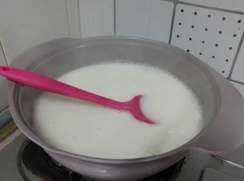 step3: 襯熱加椰汁攪勻，試味， 如需要可按自己口味加點糖份, 熄火，徹底攤涼