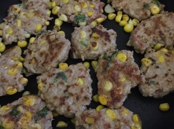 step6: 將一匙燒汁及一匙水混合，掃上肉餅中，中細火加蓋焗2分鐘即成，若有多的粟米也可一併加入，讓粟米沾上燒汁更美味