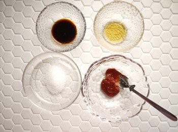 step1: 將韓式辣醬(GOCHUJANG)、醬油、蜂蜜、砂糖拌勻後再調開水稀釋即成辣醬