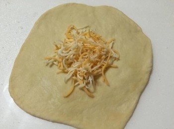 step5: 將六等份麵團橄薄，包入起士塊或起士絲等餡料後收口並整型