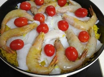 step4: 熄细火，快手放上魷魚，蝦，車厘茄，灒上白酒，加蓋。