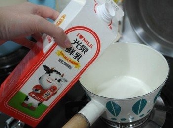 step5: 在烤地瓜條的同時~~我們先來煮起士醬吧!!取一小鍋倒入純天然的光泉鮮乳~~
