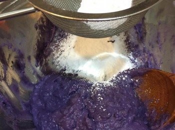 step3: 然後加入水、一半篩過既糯米粉搓揉