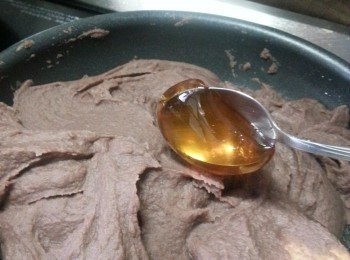 step6: 落以過篩的紅豆慢火炒勻,(此刻可以埋沒有攪碎的紅豆粒一起炒),加入麥芽糖炒勻,試味,如不夠甜可加砂糖