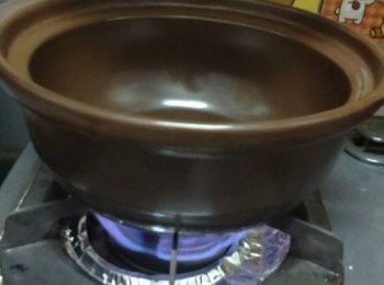 step13: 瓦煲洗淨，燒至熱，熄火
