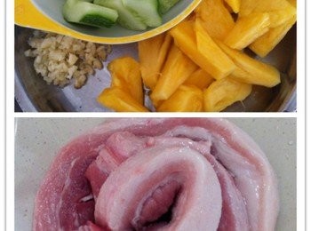 step1: 將黃瓜切丁，鳳梨切塊，蒜蓉剁碎，花肉切塊《厚片薄片都可以》