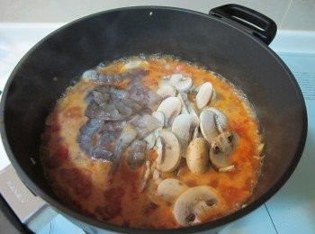 step4: 將蘑菇與蝦仁放入湯汁中煮5分鐘，倒入鮮奶油並加鹽調味後，攪拌均勻。