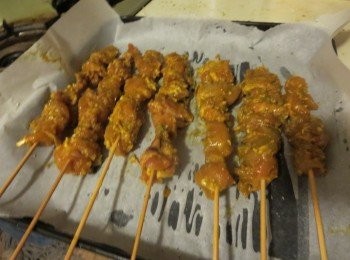 step3: 竹签浸1小时水，串好一串串淋上少许油放在火炭上烧熟或以烤箱200 c 烘20 分钟至熟即可