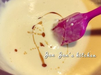 step2: 取一碗，放入粟粉及吉士粉，先加入50毫升淡奶開成吉士槳。其餘淡奶及椰奶倒入鍋中煮熱，加入糖溶解。放入雲呢拿油及西米搞拌，逐少慢慢加入吉士槳，一邊拌勻一邊加。