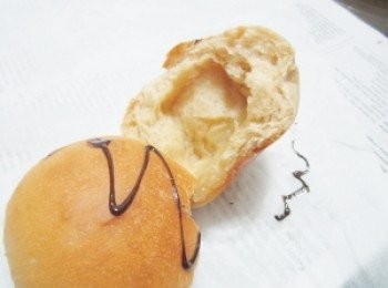 step6: 融化的巧克力倒入做好的錐狀烘焙紙中、底部剪個小孔！
烤好的聖代麵包(器皿中的)拔掉竹牙籤，
在棉花糖上淋上巧克力醬、灑堅果碎ok！
另一個棉花糖麵包直接吃或淋醬都ok！