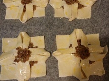 step7: 造型後, 頂部放埋其餘的咖喱牛肉餡料, 再刷上蛋液.