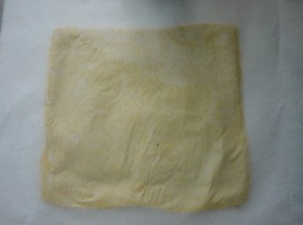 step4: 上面鋪上烘培紙，用擀麵棍壓平，讓<span class="group_2">調味</span>與酥皮更入味