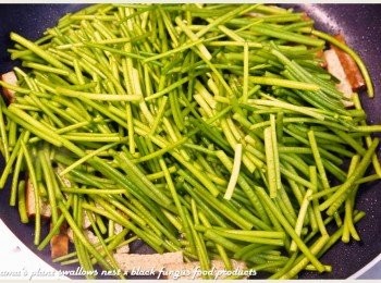 step3: 水蓮洗淨後，分切成段後，放入鍋中與豆干絲一同翻炒。