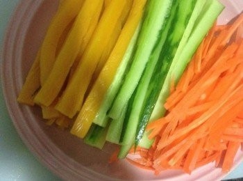 step5: 醃漬黃蘿蔔及青瓜切成長條狀後備用。