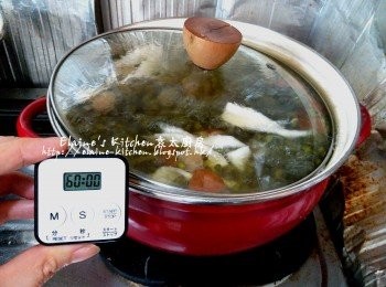 step7: 拌勻一下以免黏底 , 再蓋上蓋轉慢火煲1小時 , 期間要經常睇火 , 以免滾瀉