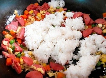 step6: 白飯加入拌炒均勻