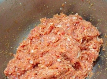 step1: 加入所有材料，同一方向撹至起膠。