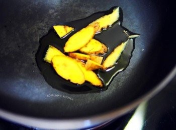 step3: 3.冷鍋，冷油，放入薑片，小火煸乾薑片。