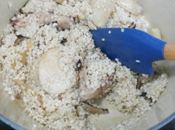 step8: 將白米炒到每顆米粒都沾上麻油!! 加鹽巴調味~~