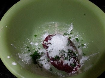 step2: 牛肉球，加入雞粉，生粉，沙糖，麻油，適量水份，醃制約15分鐘，等待肉類吸水，然後可以搓球