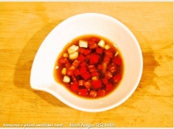 step3: 將辣椒末、蒜末、檸檬汁與日式醬油，調和成醬汁備用。