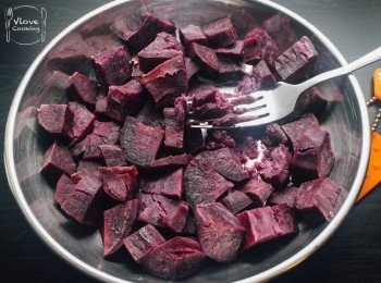 step1: 紫薯去皮洗淨切細粒蒸熟後, 用叉壓成蓉(留起當中100g 加入<span class="group_1">麵團</span>)