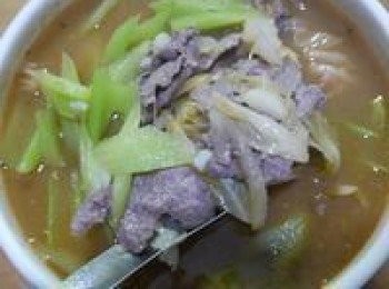 step3: 當牛肉變色就可以起鍋，完成不需要新鮮番茄，直接使用亨式番茄醬就會很美味的番茄牛肉羅宋湯。