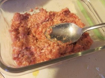 step3: 用少許油塗勻蒸肉醬的器皿，可以用玻璃密封盒，如果不放心用膠蓋蒸，可用金屬的飯盒或吐司模具