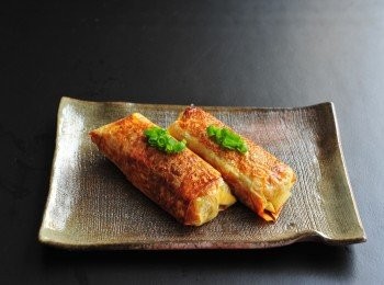 step5: 在煎鑊中放一湯匙油，放入腐皮卷以中火煎好每邊，便可上碟。伴以李派林喼汁食用